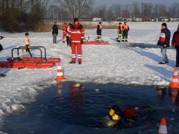 Wasserwacht Mainparksee Fotos vom Eistauchen am Mainparksee 11.Januar